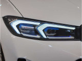 【LEDヘッドライト】先進のLEDテクノロジーを採用。放射される白色光の周波特性は太陽光に近く、バイキセノン・ヘッドライトを上回るコントラストで更に明るく輝きます!