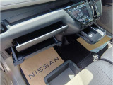 運転席からも助手席からも手が届きやすく、小物などを置いておくのにとても便利♪