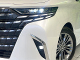 【LEDヘッドライト】悪天候や夜間走行時も良好な視界を確保し安心して運転できる高輝度LEDヘッドライトを装備!点灯速度が早く、消費電力も抑えられています。