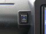 USBアダプター(イルミネーション付き)で差込口が分かりやすいです。