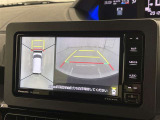 パノラミックビューモニターを装備。駐車場や交差点でクルマを真上から見るように周囲を確認できます。機能の詳細は販売店スタッフまでおたずねください。