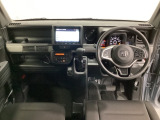 車内は光触媒抗菌消臭施工済です。インパネ周りはスタイリッシュなデザインで機能や装備も充実しています。グローブボックスやカップホルダーのほかにトレーなどたくさんの収納スペースが付いています。