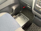 助手席下にスライド式のBOXが付いてます。
