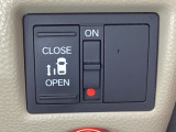 左側電動スライドドアは運転席からでも操作ができるように、ハンドル付近に開閉の操作スイッチが付いています。