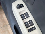 【電動格納ミラー】サイドミラーは電動格納式となっており、狭い駐車場でもキズがつくリスクを抑えられます。