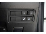 機能性溢れる運転席まわり。使いやすいスイッチ類の配置で運転中のストレスを軽減し楽しくドライブできますよ。