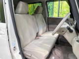運転席まわりには十分なスペースがあり、大柄な方でもゆったり運転していただける環境です。