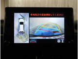 【パノラマモニター】に搭載した4つのカメラにより、車を真上から見ているような映像を表示。運転席から確認しにくい車両周囲の状況を把握できます。