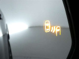 隣車線を走る車両をレーダーで検知し、ドアミラーでは確認しにくい後側方エリアに存在する車両に加え、急接近してくる車両も検知します。車両を検知するとドアミラーに搭載されたLEDインジケーターが点灯します。