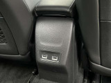 後席用にもUSBポートが2つ用意されております