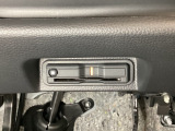 ハンドルの真下にETCがついています。高速道路の料金所の通過も楽々です。 カードの取り出しもしやすい場所についています。