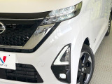 【LEDヘッドライト】悪天候や夜間走行時も良好な視界を確保し安心して運転できる高輝度LEDヘッドライトを装備!点灯速度が早く、消費電力も抑えられています。