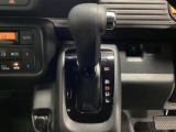 CVT車のセレクトレバーです。低速から高速まで、変速ショックのないスムーズな走りを実現するとともに、エンジン効率のよい領域を維持することで燃費にも貢献します。