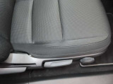 運転席の状態が出る場所ですが、ご覧の通りにキレイな状態ですよ。シートリフターの調整幅も大きいので、ポジションにお悩みの方はぜひ一度お座りになってくださいね。