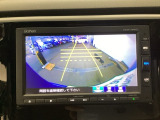バックギアに入れますとご覧のような画像に自動的に切り替わります。車庫入れ時に役立ちます。