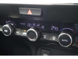 フルオートエアコンが装備されています!お好みの温度設定をするだけでエアコンの風量やモードの切り替えを自動でコントロールしてくれます!ユーザーの操作が少なく燃費走行にもつながります!
