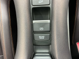 電動パーキングブレーキ、信号待ちや渋滞時などブレーキを踏み続ける場合に比べて足腰の疲労が軽減されるオートブレーキホールド付きです!