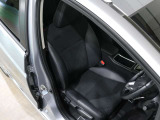 程よい硬さとホールド性が高いシートで長時間運転も快適です。