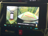 【パノラミックビューモニター】専用のカメラにより、上から見下ろしたような視点で360度クルマの周囲を確認することができます☆死角部分も確認しやすく、狭い場所での切り返しや駐車もスムーズに行えます。