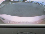 〔バックカメラ〕ギアをバックに入れると画面に自動的に後方映像が映し出され確認可能です。車庫入れなどの際に安全確認が出来て安心ですね。