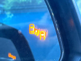 【ブラインドスポットモニター】走行中、ドアミラーの死角になりやすい箇所に後続車が接近するとサイドミラーのレンズに警告を表示!ドライバーに注意喚起をしてくれます。