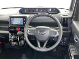 運転席まわりです。 各操作スイッチは使いやすい位置に配置されてます。
