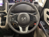 ハンドルにHondaセンシング系のクルーズコントロールやレーンキープアシストなどのスイッチと、オーディオの操作スイッチが装備されています。ハンドルから手を離さず安全に操作できます。