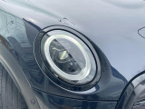 ●LEDヘッドライト:夜間走行時も良好な視界を確保し安心して運転できる高輝度LEDヘッドライトを装備!点灯速度が早く、消費電力も抑えられています。