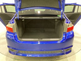 ラゲッジも広く使いやすいトランクは、開口部も広く荷物の積み下ろしもしやすいお車となっております。リアシートの背もたれは6:4の割合で分割して可倒できるので、長いお荷物などを載せることもできます。