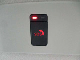SOSコールは急病時やあおり運転被害などの危険を感じた時スイッチを押すと専門のオペレータに繋がって警察や消防への連携をサポ―トしてくれます。万が一の事故発生時にはエアバック展開と連動して自動通報します。