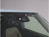 ホンダセンシング機能を支えているフロントカメラ(ドライブレコーダーではございません)!道路状況等を検知してドライバーの安全運転をサポート!※能力には限界があります