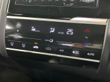 【オートエアコン】一度お好みの温度に設定すれば、車内の温度を検知し風量や温度を自動で調整。暑い&hellip;寒い&hellip;と何度もスイッチ操作をする必要はありません。快適な車内空間には必須の機能ですね♪