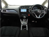 ◆視界広々で非常に運転しやすくロングドライブでも疲れを感じさせないすっきりとまとまったインパネ周りです。
