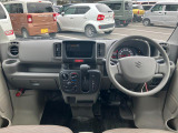 【インテリア】足元が広々インパネシフト◎運転席から助手席への移動も楽にできます◎道の状況や止める場所によって運転席側から出づらい時ってありませんか?そんな時、助手席側から降りることができますよ◎