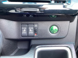 【eコンスイッチ】低燃費運転をサポートするECONモード。スイッチをONすると、エンジンやトランスミッション、A/Cなどを協調制御し、燃費の向上に貢献。エコドライブの効果を高めます。