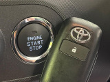 【キーフリーシステム】カバンやポケットに入れたままでもドアの施錠・解錠が可能なスマートキーを装備。エンジンのオン・オフ時もカギを取り出す必要が無いからとっても便利です♪