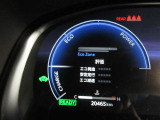 ディスプレイには、平均燃費、外気温、航続可能距離などの情報が表示されます。