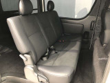【後部座席】も当然、綺麗・清潔に仕上げております。内装の綺麗なお車は気持ちが良いですし、コンディションのいい車が多いです。これもオススメの1台です。