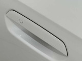 コンフォートアクセス付きでキーを携帯していれば施錠、開錠が可能です。