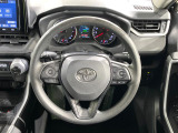 インテリアに合わせたデザインのステアリングは、運転される方のことも考え、運転しやすい形状、大きさです。是非一度、実際に触ってお確かめください。