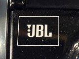 【JBLサウンドシステム】メーカーオプションの高品位サウンドシステムを搭載。専用のチューニングが施された大小様々なスピーカーから良質なサウンドが奏でられ、臨場感あふれる音響空間を演出します。