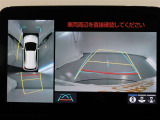 パノラミックビューモニター付きです。車両を上から見たような映像をモニター画面に表示。運転席からの目視では見にくい、車両周辺の状況をリアルタイムでしっかり確認できます。