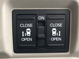【両側パワースライドドア】スマートキーや運転席のスイッチで後席両側スライドドアの開閉が可能♪電動だから力を入れてドアを開ける必要が無く、小さなお子様でも簡単に開け閉めでき快適です♪