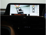 サイドクリアランスビュー表示中に、旋回時の運転操作に合わせて自動で車両を斜め後方から見たような映像を表示。
