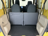 いろいろな使い方ができる広くて使い勝手のいい荷室。※一部、角度調整などができない車種もございます