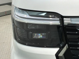 LEDヘッドライトは、点灯の瞬間から最大光量を発揮し、突然暗くなるトンネルなどでの安定感を高めます。