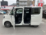 両側パワースライドドア付きだから、狭い駐車スペースなどでの 乗り降りラクラク!小さなお子さまのいるご家庭には嬉しい装備。