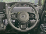 インテリアに合わせたデザインのステアリングは、運転される方のことも考え、運転しやすい形状、大きさです。是非一度、実際に触ってお確かめください。