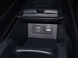 充電用USB端子付き。スマートフォンなどの充電に便利です。