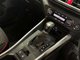 中古車選びで意外と見落としがちなポイントが、シフトレバー周辺の状態です。今回掲載している画像では、操作部分の使用感をはじめ、パネルの傷や擦れ、ボタン類の動作跡など、確認していただけます。